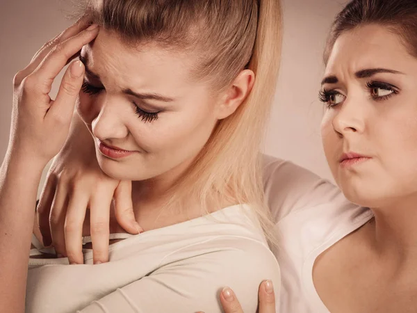 Mulher abraçando seu triste amigo feminino — Fotografia de Stock