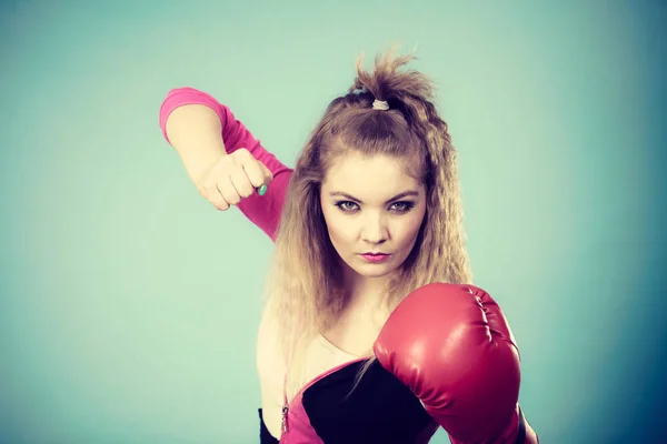 Ragazza carina in guanti rossi che gioca a boxe sportiva — Foto Stock