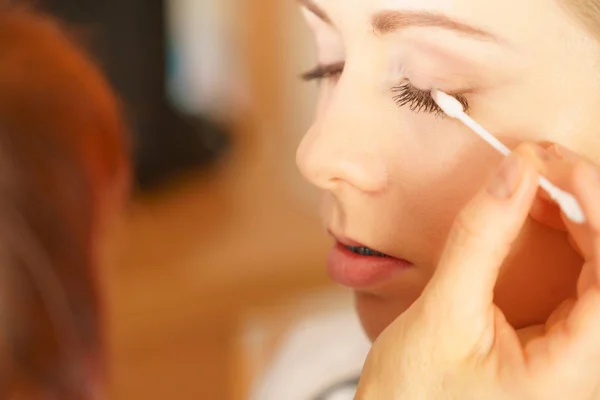 Mujer consiguiendo maquillaje hecho por artista — Foto de Stock