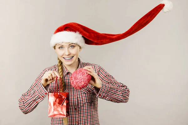 Christmas woman holding shopping bag and brain — Stock Photo, Image