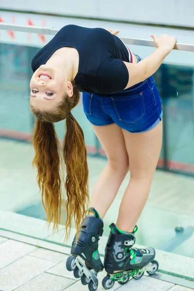 Молодая женщина на роликовых коньках — стоковое фото