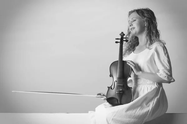 Donna sul molo fuori che tiene il violino — Foto Stock