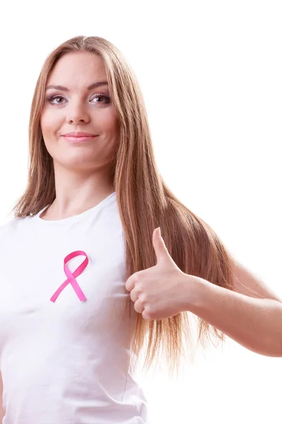 Donna nastro rosa cancro sul petto rendendo pollice in su — Foto Stock