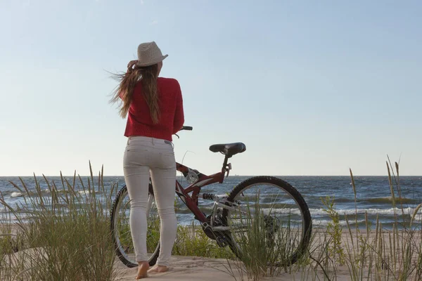 Kobieta nie do poznania rowerów jazda na rowerze na piasku — Zdjęcie stockowe