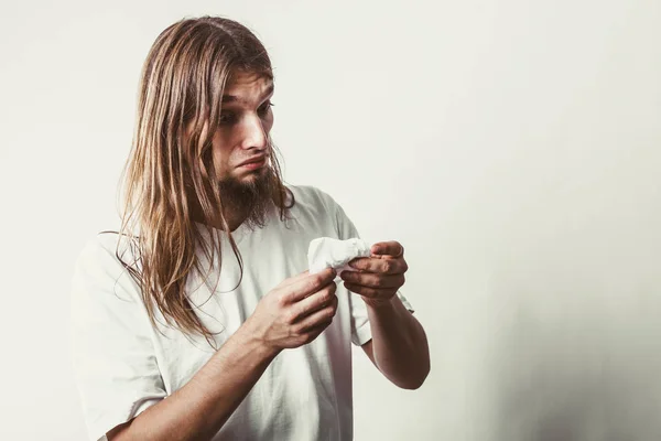 Man met hygiënische weefsel — Stockfoto