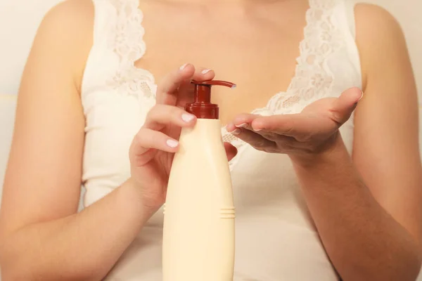 Mujer aplicando crema hidratante en su cuerpo —  Fotos de Stock