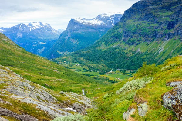Літній краєвид гір в Норвегії. — стокове фото