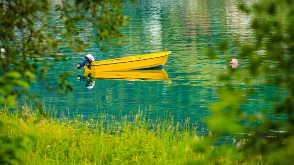 Malá loď na vodní hladině — Stock fotografie