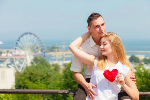 Kalp holding ile mutlu Romantik Çift — Stok fotoğraf