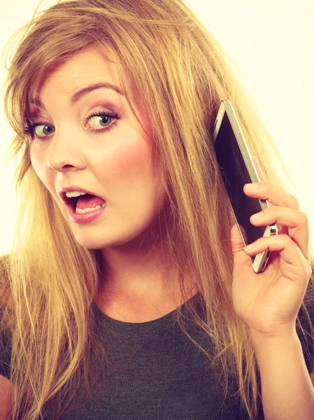 Сумасшедшая молодая женщина говорит по телефону — стоковое фото