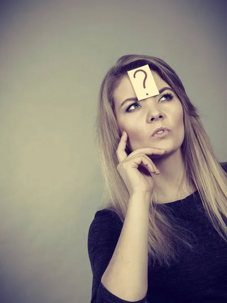 Primer plano de la expresión de la cara de pensamiento de la mujer — Foto de Stock