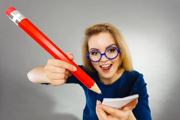 Verrückte Frau hält großen Bleistift in der Hand — Stockfoto