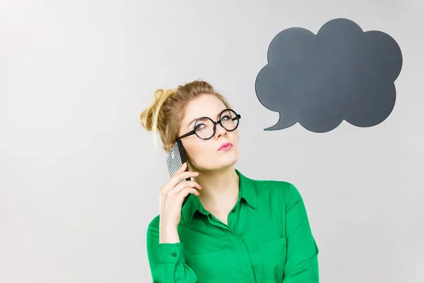 Biznes kobieta rozmawia telefon z bańki myślenia — Zdjęcie stockowe