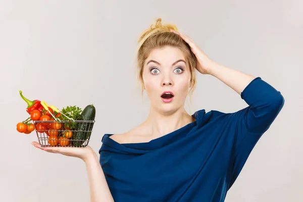 Frau mit Gemüse, schockierter Gesichtsausdruck — Stockfoto