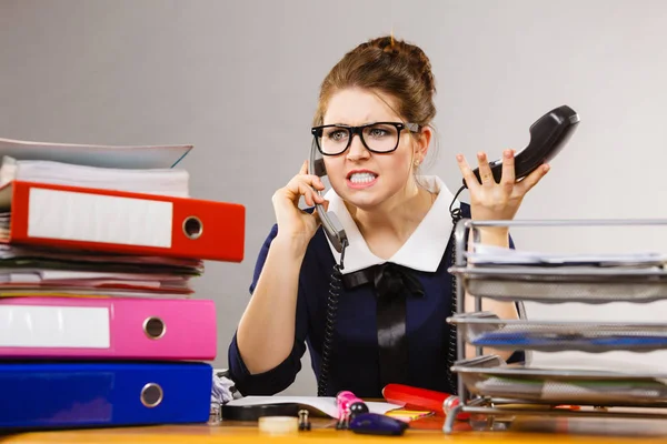 Arrabbiato prepotente donna d'affari telefono parlando — Foto Stock