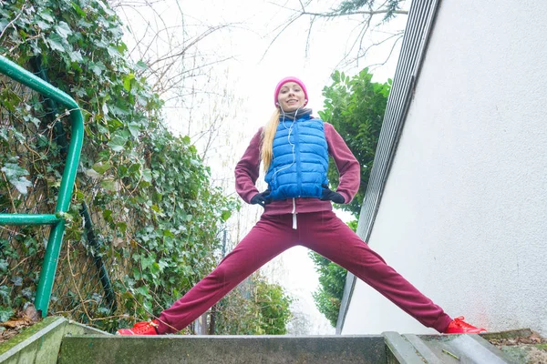 Femme portant des vêtements de sport s'exerçant à l'extérieur pendant l'automne — Photo