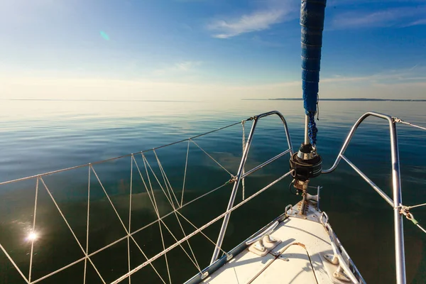 Lapper genoa rolo jib, jibsheet no barco — Fotografia de Stock