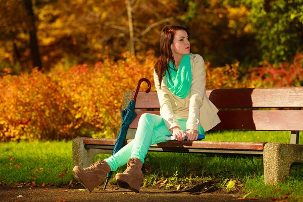 Mujer sentada en el banco del parque esperando a alguien — Foto de Stock