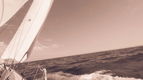 ヨットヨットセーリングボートは海の中を航海 — ストック写真