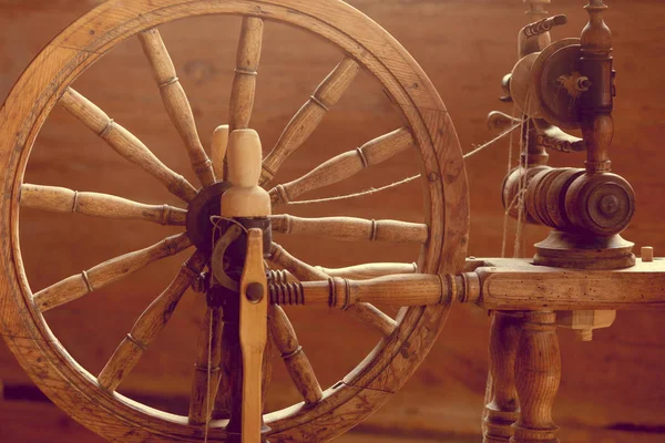 Distafe de madeira Oldfashioned, eixo, roda giratória — Fotografia de Stock