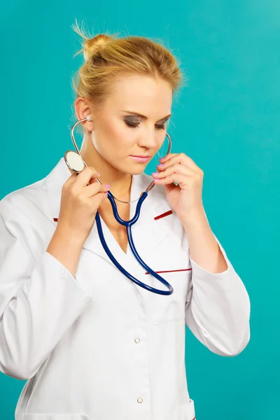 Kadın doktor stetoskop ile — Stok fotoğraf
