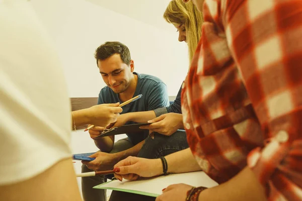 Groep mensen studenten werken samen — Stockfoto