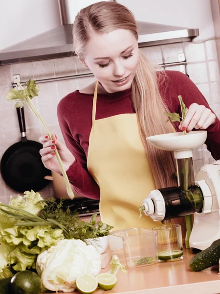 Mujer en cocina haciendo jugo de batido de verduras — Foto de Stock