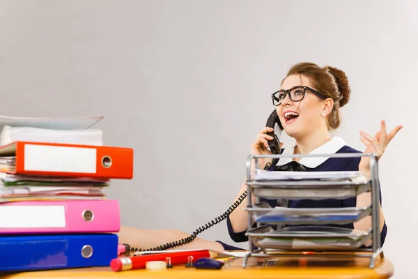 Feliz secretaria mujer de negocios en el cargo — Foto de Stock