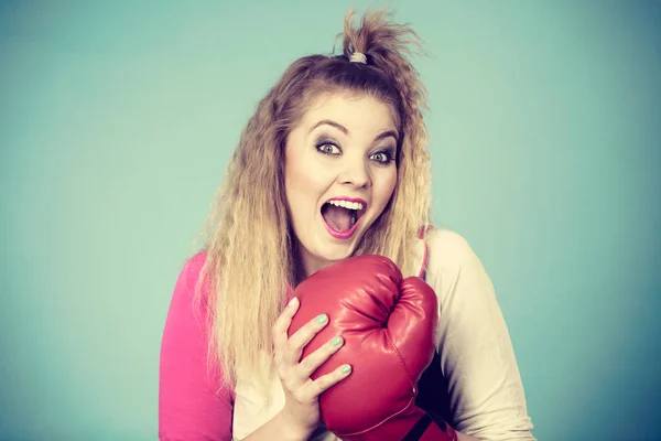 Chica divertida en guantes rojos jugando boxeo deportivo — Foto de Stock