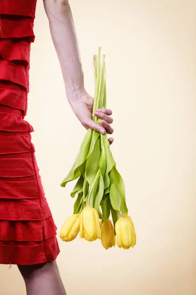 Frau trägt Kleid mit Tulpe — Stockfoto