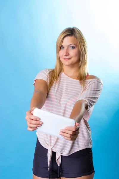 Woman taking self picture with tablet — Stock Photo, Image