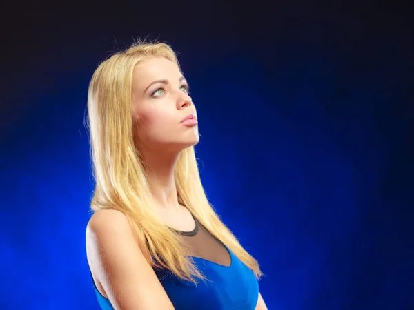 Porträt nachdenkliche Mädchen lange blonde Haare — Stockfoto