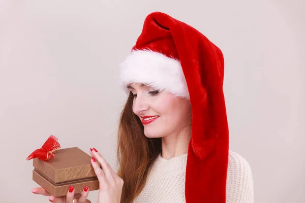 Menina de Natal com pequeno presente . — Fotografia de Stock