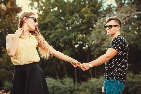 Vrolijk meisje hand in hand in park. — Stockfoto