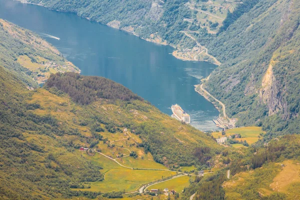 Vista sobre Geirangerfjord do ponto de vista de Dalsnibba na Noruega — Fotografia de Stock