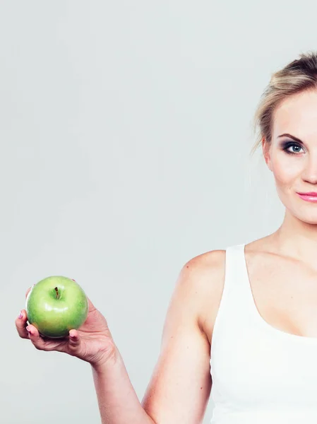 Fitte Frau mit Apfelfrüchten, Diätkonzept — Stockfoto