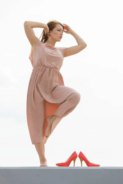 Mulher dançando usando longo vestido rosa claro — Fotografia de Stock