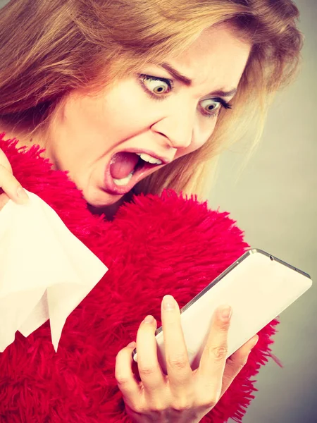 Geschokt diepbedroefd vrouw kijken naar haar telefoon — Stockfoto