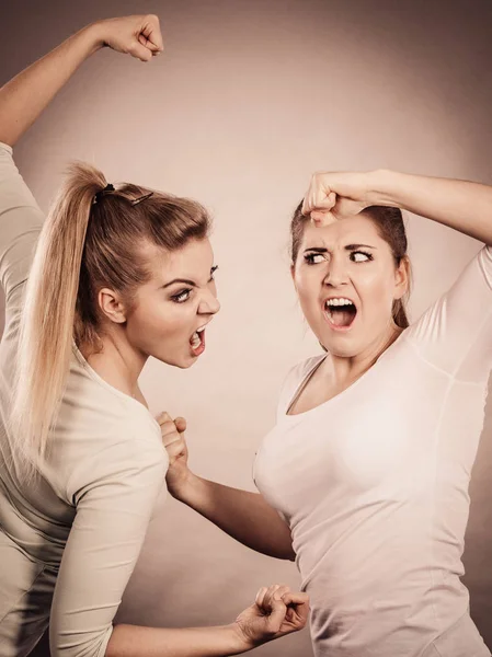 Dos mujeres agresivas discutiendo pelea — Foto de Stock