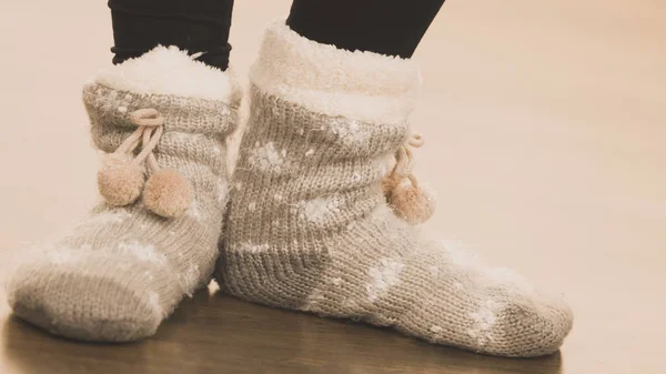 Chica vistiendo invierno calcetines calientes . — Foto de Stock