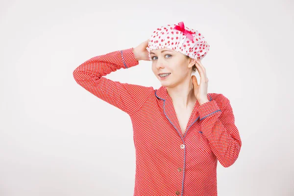 Mujer divertida con pijama y gorra de baño — Foto de Stock