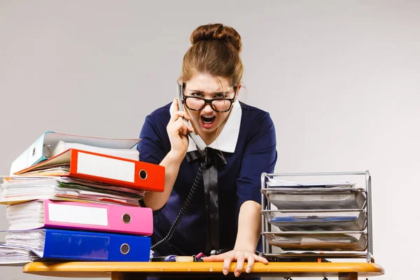 Arrabbiato prepotente donna d'affari telefono parlando — Foto Stock