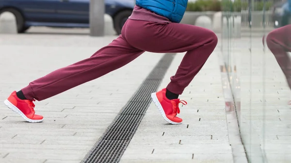 Femme portant des vêtements de sport s'exerçant à l'extérieur pendant l'automne — Photo