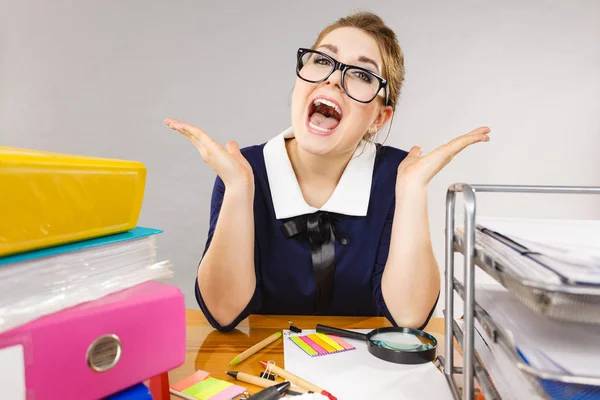 Mujer de negocios feliz en la oficina — Foto de Stock