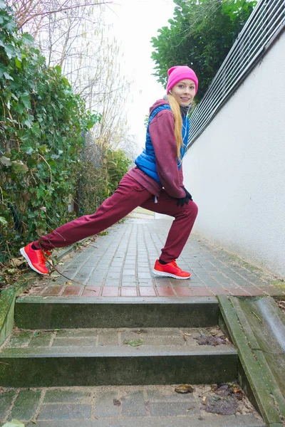 Woman wearing sportswear exercising outside during autumn — Stock Photo, Image