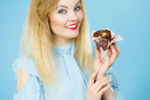 Attractive woman holds cake in hand — Stock Photo, Image