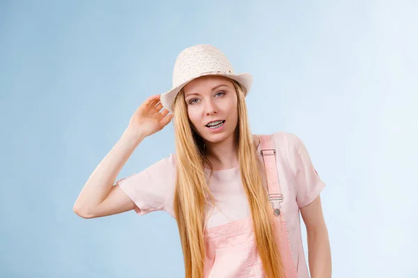 Lycklig kvinna klädd sommar outfit — Stockfoto