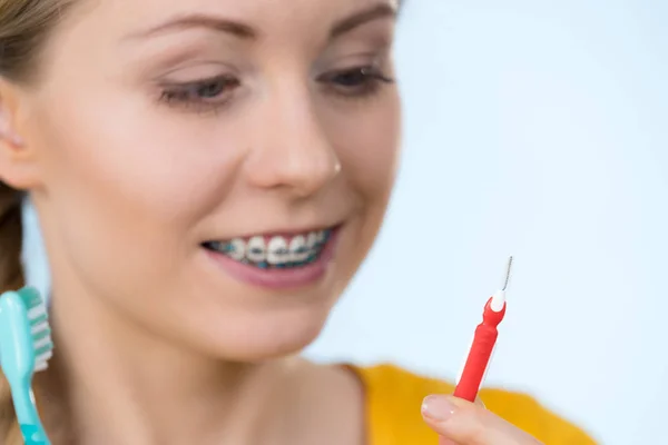 Γυναίκα χαμογελαστά δόντια καθαρισμού με τιράντες — Φωτογραφία Αρχείου