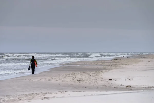 Surfeur marchant sur la plage — Photo