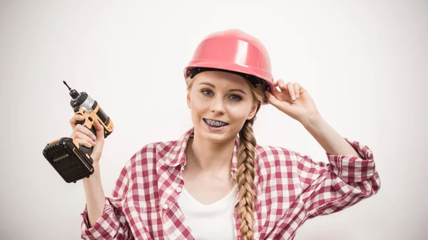 Девушка, использующая электроинструменты для работы дома — стоковое фото